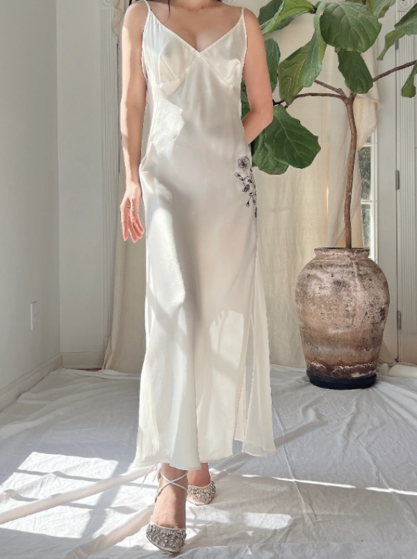 Slip Dress dengan Detail Bordir yang Cantik